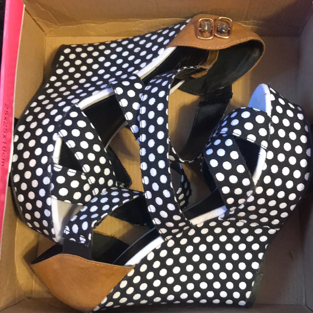black and white polka dotted wedges